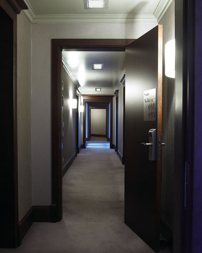 luminaria para iluminar el pasillo de un hotel