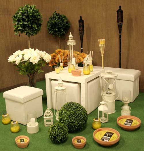 Iluminar el jardin con velas de citronella