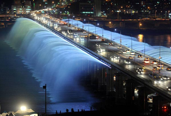 Puente seul iluminado