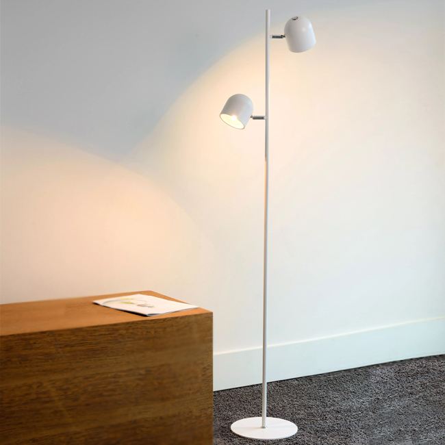 Lámpara de pie LED de color blanco Skanska