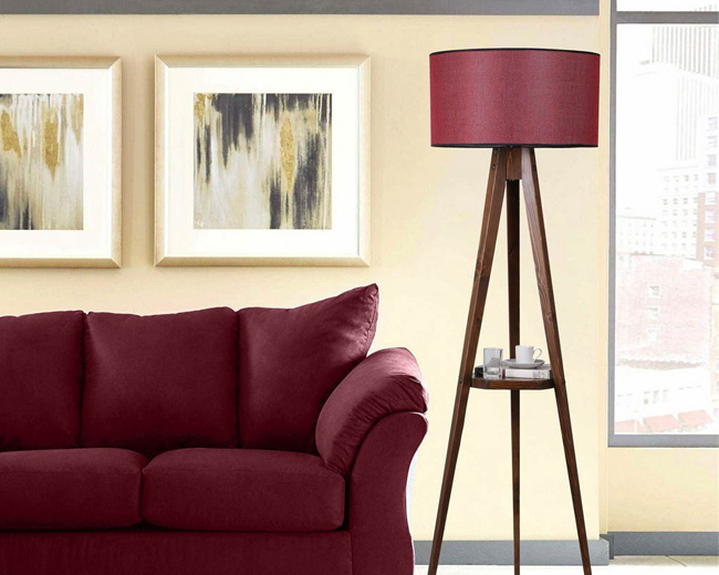 Lámpara de pie con repisa de madera y pantalla de tela ideal para salones